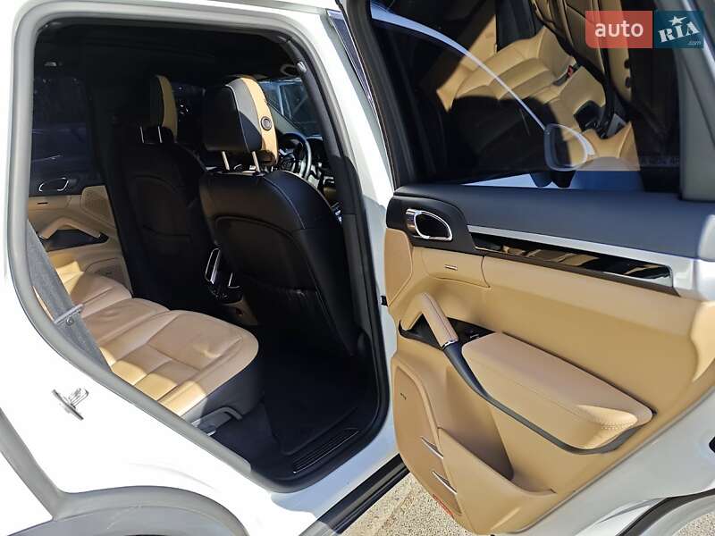 Внедорожник / Кроссовер Porsche Cayenne 2016 в Киеве