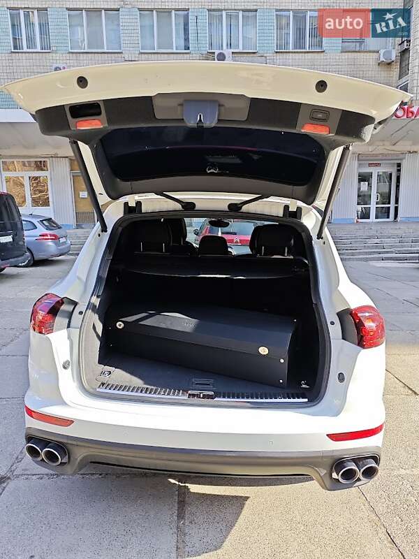 Внедорожник / Кроссовер Porsche Cayenne 2016 в Киеве