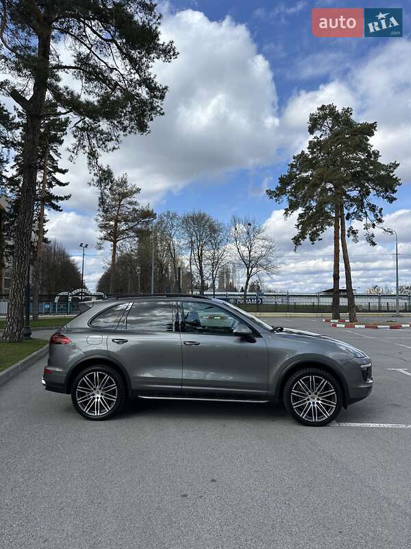 Внедорожник / Кроссовер Porsche Cayenne 2015 в Киеве