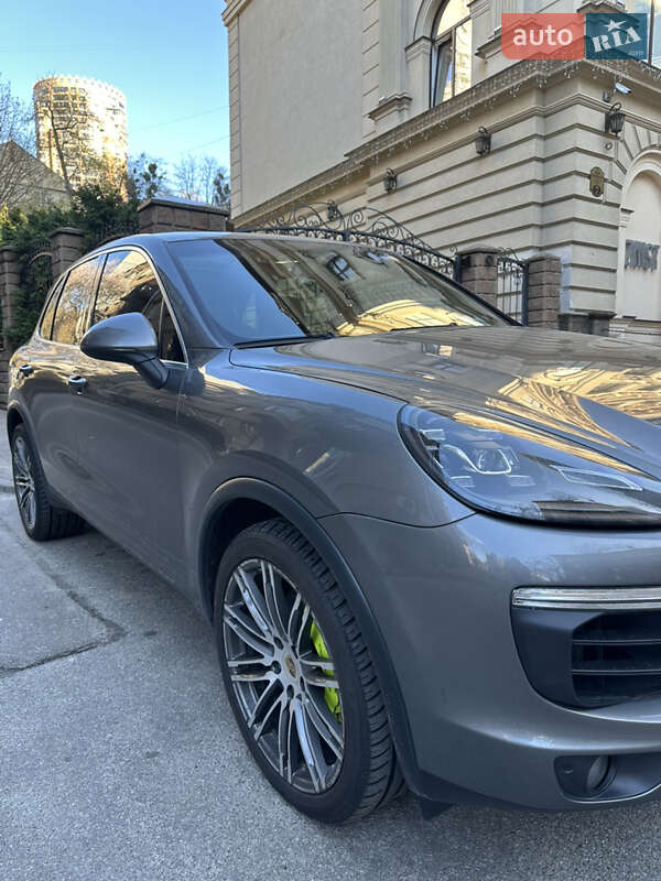 Внедорожник / Кроссовер Porsche Cayenne 2015 в Киеве