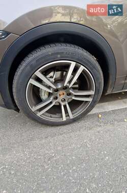 Внедорожник / Кроссовер Porsche Cayenne 2011 в 