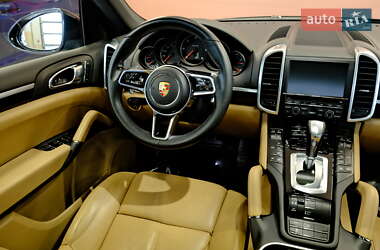 Внедорожник / Кроссовер Porsche Cayenne 2015 в 