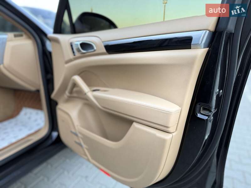 Внедорожник / Кроссовер Porsche Cayenne 2011 в Черновцах