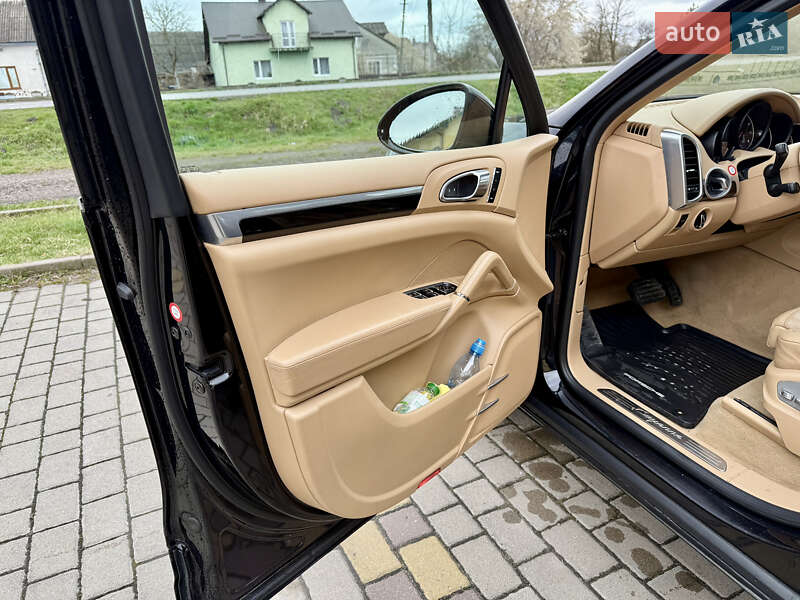 Внедорожник / Кроссовер Porsche Cayenne 2015 в Бродах