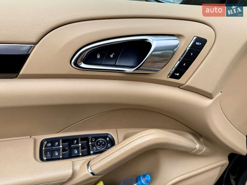 Внедорожник / Кроссовер Porsche Cayenne 2015 в Бродах