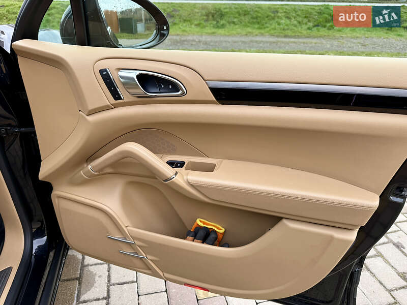 Внедорожник / Кроссовер Porsche Cayenne 2015 в Бродах