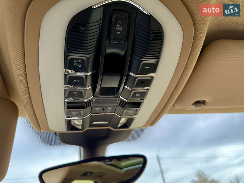 Внедорожник / Кроссовер Porsche Cayenne 2015 в Бродах