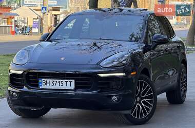 Внедорожник / Кроссовер Porsche Cayenne 2015 в 
