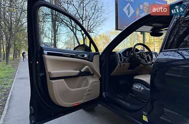 Внедорожник / Кроссовер Porsche Cayenne 2015 в 