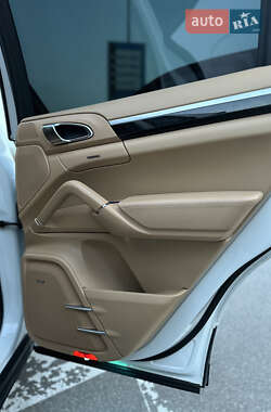 Внедорожник / Кроссовер Porsche Cayenne 2012 в 