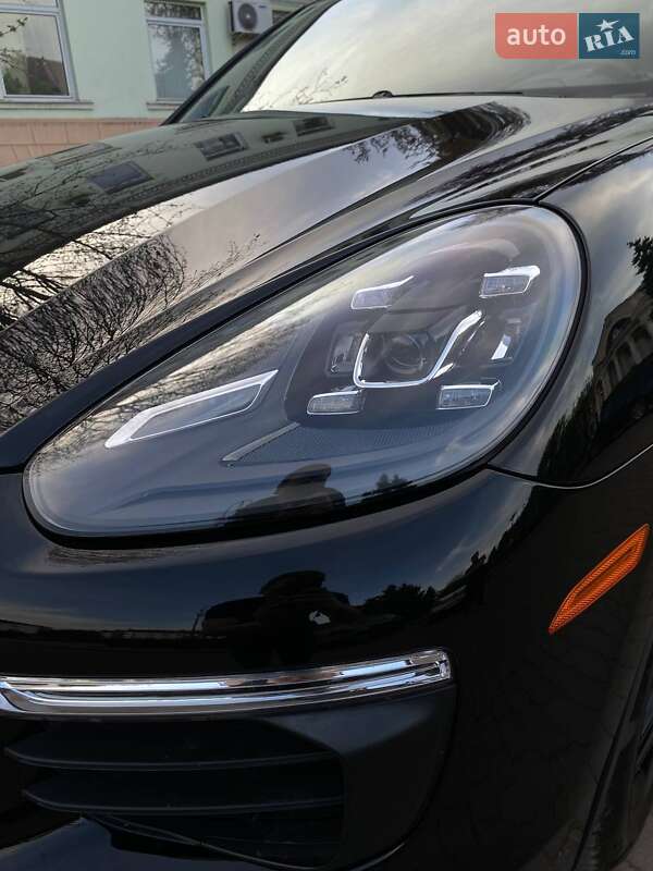 Внедорожник / Кроссовер Porsche Cayenne 2016 в Ужгороде