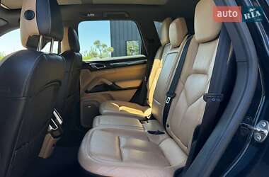 Внедорожник / Кроссовер Porsche Cayenne 2014 в 