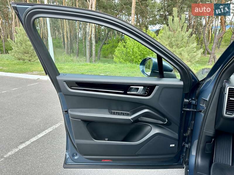 Внедорожник / Кроссовер Porsche Cayenne 2018 в Киеве