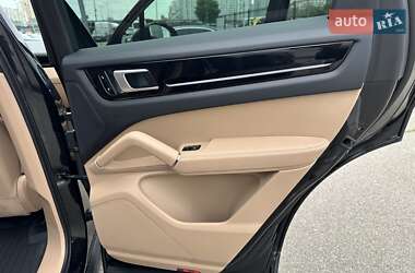 Внедорожник / Кроссовер Porsche Cayenne 2018 в 