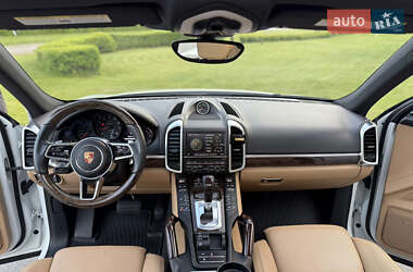 Внедорожник / Кроссовер Porsche Cayenne 2015 в 