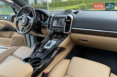 Внедорожник / Кроссовер Porsche Cayenne 2015 в 
