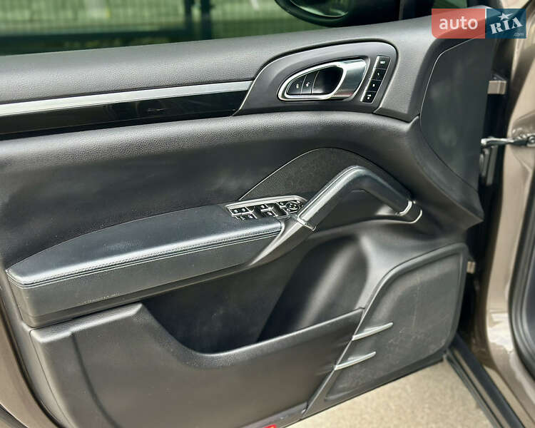 Внедорожник / Кроссовер Porsche Cayenne 2012 в Киеве