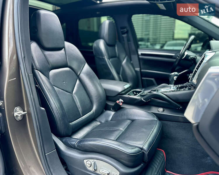 Внедорожник / Кроссовер Porsche Cayenne 2012 в Киеве