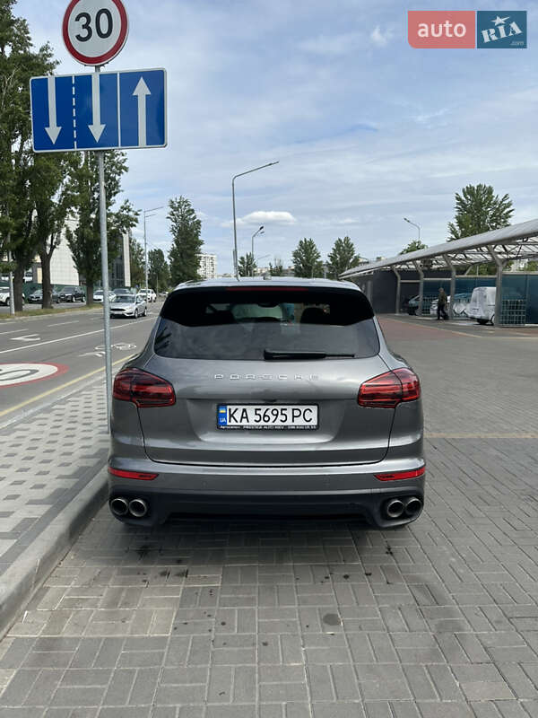 Внедорожник / Кроссовер Porsche Cayenne 2015 в Киеве
