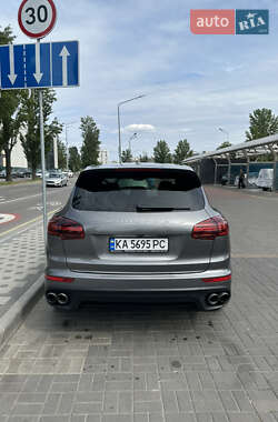 Внедорожник / Кроссовер Porsche Cayenne 2015 в 