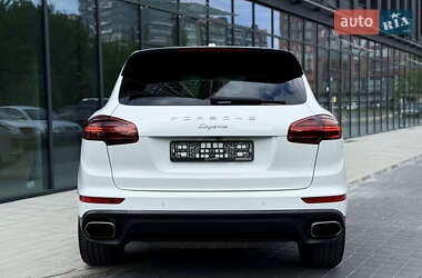Внедорожник / Кроссовер Porsche Cayenne 2015 в 