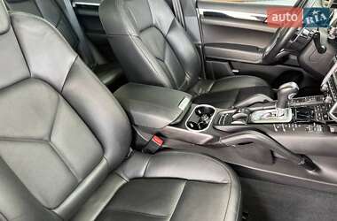 Внедорожник / Кроссовер Porsche Cayenne 2015 в 