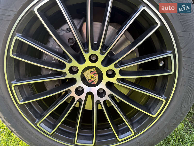 Внедорожник / Кроссовер Porsche Cayenne 2015 в Бродах