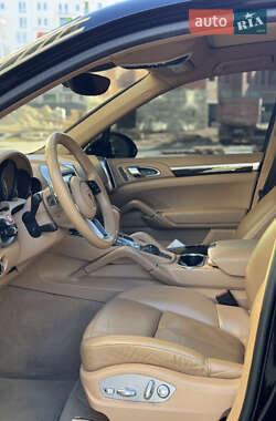 Внедорожник / Кроссовер Porsche Cayenne 2015 в 