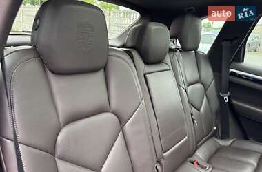 Внедорожник / Кроссовер Porsche Cayenne 2015 в 