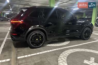 Позашляховик / Кросовер Porsche Cayenne 2015 в 