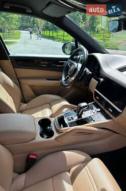 Внедорожник / Кроссовер Porsche Cayenne 2018 в 