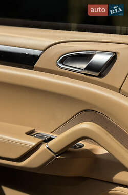 Внедорожник / Кроссовер Porsche Cayenne 2012 в 