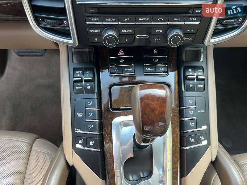 Внедорожник / Кроссовер Porsche Cayenne 2012 в Луцке