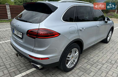 Внедорожник / Кроссовер Porsche Cayenne 2015 в 