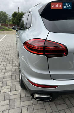 Внедорожник / Кроссовер Porsche Cayenne 2015 в 