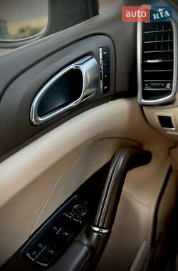 Внедорожник / Кроссовер Porsche Cayenne 2010 в 