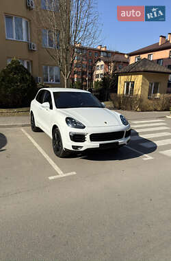 Внедорожник / Кроссовер Porsche Cayenne 2016 в 