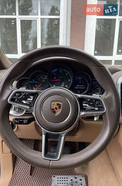 Внедорожник / Кроссовер Porsche Cayenne 2015 в 