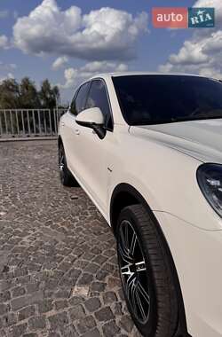 Внедорожник / Кроссовер Porsche Cayenne 2015 в 