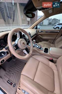 Внедорожник / Кроссовер Porsche Cayenne 2015 в 