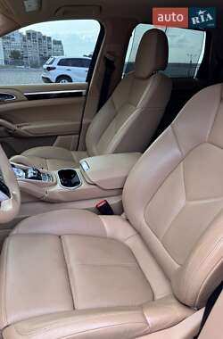 Внедорожник / Кроссовер Porsche Cayenne 2015 в 
