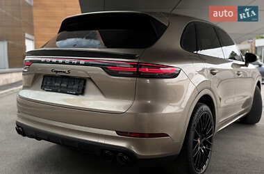 Внедорожник / Кроссовер Porsche Cayenne 2018 в 