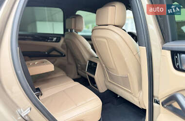 Внедорожник / Кроссовер Porsche Cayenne 2018 в 