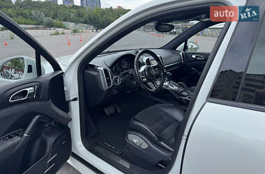 Позашляховик / Кросовер Porsche Cayenne 2015 в 