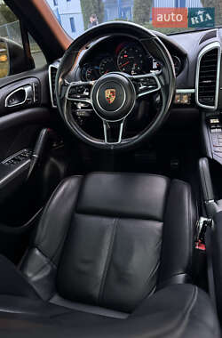 Внедорожник / Кроссовер Porsche Cayenne 2015 в 