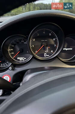 Внедорожник / Кроссовер Porsche Cayenne 2012 в 