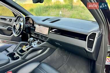 Внедорожник / Кроссовер Porsche Cayenne 2018 в 