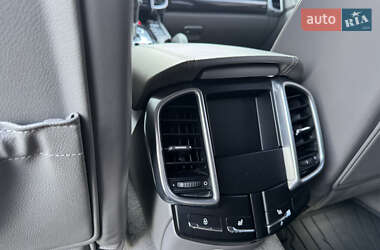 Внедорожник / Кроссовер Porsche Cayenne 2012 в 