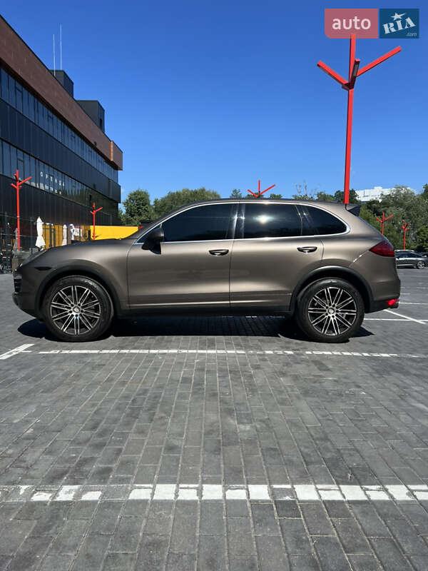 Внедорожник / Кроссовер Porsche Cayenne 2012 в 
