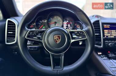 Позашляховик / Кросовер Porsche Cayenne 2016 в 